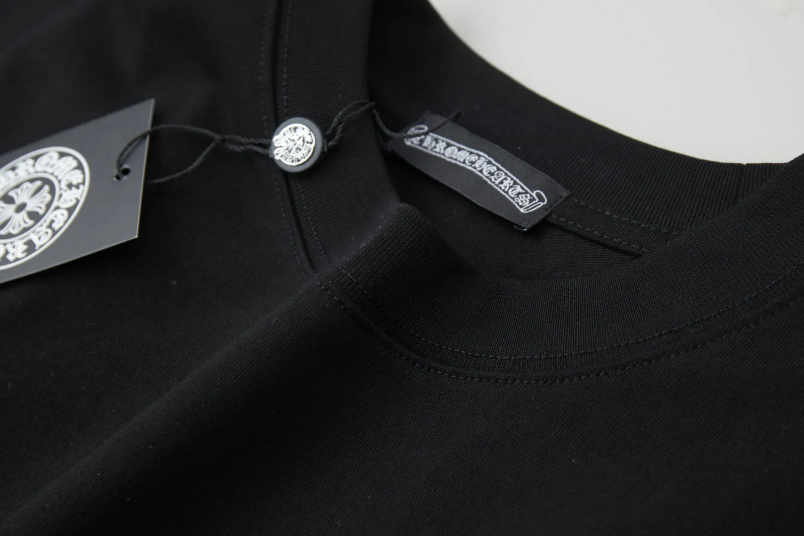 🅿️220 ✨CH✨🆕25SS spring and summer new style Crow Heart ✝ frame logo embroidered leather label short sleeves Light luxury essential item for daily commuting for men and women Correct version Welcome to compare Detailed features · 260g 100% pure cotton double yarn jersey fabric · Special thickened 32 pieces of double-strand 1X1 thread in the same vat · Double needle stitching and cross-stitching technology · Original main mark, washed tag, branded moisture-proof paper packaging Color: White/Black/ Size: S/M/L/XL